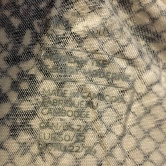 Michel Studio B&W Floral Lace Print Stretchy V-Neck Modern Tee - Picture 11 of 16